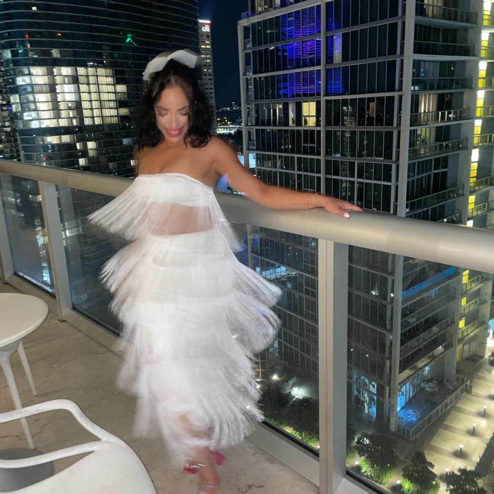 Showpo Amalee TWO PIECE SET - FRINGE STRAPLESS CROP TOP MIDI SKIRT IN WHITE 4S - Picture 2 of 2